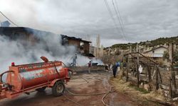 Çıkan yangında ev küle döndü, 1 kişi dumandan etkilendi, 3 hayvan telef oldu