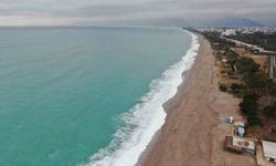 Dalgaların dövdüğü dünyaca ünlü sahil beyaza büründü, manzara tutkunları cep telefonlarına sarıldı