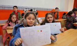 Deprem bölgesindeki Haydar Aliyev İlkokulu'nda karne heyecanı