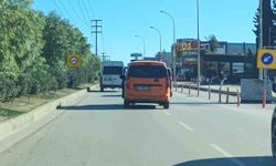 Emniyet kemerini kazalı kapıya bağladı