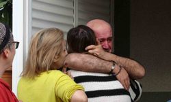 Evleri yanan genç kızı anne ve babası sarılarak teselli etti