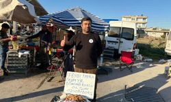 Ferdi Tayfur'un ölüm yıldönümünde lokum ve bisküvi dağıttı