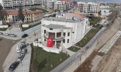 Hatay'da enkazdan taşları tek tek toplanan tarihi meclis binası 200 fore kazık üzerine yeniden inşa edildi