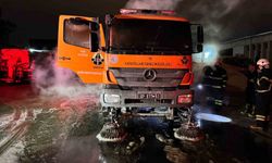 Karayolları'na ait kamyon alevlere teslim oldu