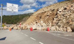 Kumluca-Kemer karayolunda toprak kayması, heyelanı önlemek için örülen duvardaki kayalar yola saçıldı