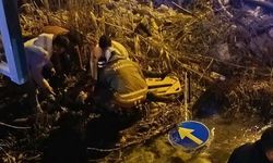 Minibüsle çarpışan motosiklet su kanalına devrildi: 2 kişi yaralandı