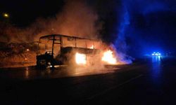 Otoyolda 39 yolcusu bulunan otobüs alev alev yandı