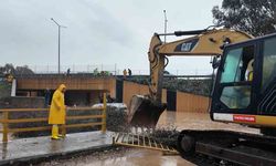 Sel suları yükselince minibüsün üzerinde mahsur kalan vatandaşları belediye ekipleri kurtardı