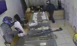 Silahlı 2 hırsız, 3 dakika içerisinde kuyumcuyu soydu... Korku dolu anlar kamerada