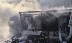 Suriye'ye geçiş için bekleyen tır alevlere teslim oldu