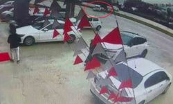 Sürücüsünün kontrolünü kaybettiği otomobilin aydınlatma direğine çarptığı anlar kamerada