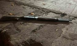 Yılbaşını kutlamak için evlerin bulunduğu sokakta havaya ateş açan şahıs yaptığıyla hayrete düşürdü