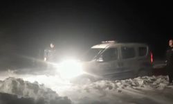 Yolda kalan polis aracının yardımına iş makineleri yetişti