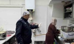 Zabıta denetimi esnasında mutfak tezgahında yıkanan paspas mide bulandırdı