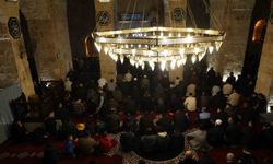 6 asırlık tarihi camide Berat Kandili'nde eller semaya açıldı