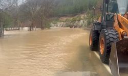 Adana'da sel ve heyelanlar ulaşımda aksamalara neden oldu