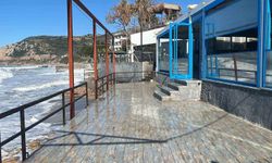 Alanya'da dalgalar balık lokantasını bastı