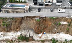 Alanya'da şiddetli yağış sonrası heyelan oluştu, yol çöktü
