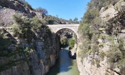 Antalya'da 20 metre yükseklikteki tarihi köprüden suya atlayan genç yürekleri ağza getirdi