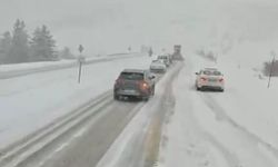 Antalya'nın bin 825 rakımlı Alacabel mevkiinde kar yağışı başladı