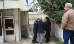 Çay içmek için geldiği dükkânın açılmasını motosikletinin üzerinde beklerken hayatını kaybetti