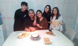 Depremde tüm ailesini kaybeden baba, 04.17'de mezar başında gözyaşlarına boğuldu