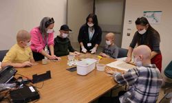 Hasta yataklarında okula gidemeyen çocuklar, bu atölyelerde el becerilerini geliştiriyor