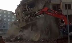 Hatay'da hasarlı 5 katlı bina iş makinesinin darbesiyle yerle bir oldu