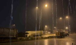 Hatay'da kuvvetli yağış etkisini hissettiriyor