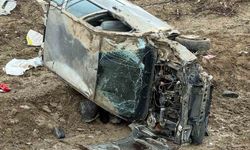 Isparta'da otomobil şarampole yuvarlandı: 1'i ağır 2 yaralı