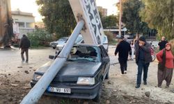 Kamyonun çarptığı tabela otomobilin üzerine devrildi: 1 yaralı