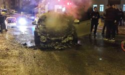 Manavgat'ta seyir halindeki otomobil alev alev yandı