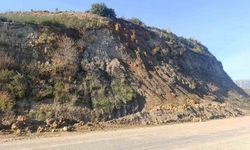 Manavgat'ta yol güvenliğini tehdit eden dev kaya parçalanıp kaldırıldı