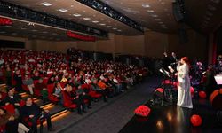 Mersin'de Sevgililer Günü'ne özel Ajda Pekkan şarkıları konseri