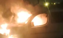 Park halindeki otomobil alev alev yandı