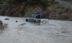 Sele teslim olan yollarda araçlar mahsur kaldı: Yaşanan zor anlar kamerada