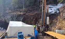 Üzerine kaya düşen işçi öldü