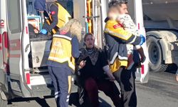 Zincirleme kazada annesi yaralanan bebek 112 görevlisinin kucağında annesini bekledi