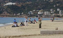 Alanya'da bayram arifesinde hava sıcaklığı 20 dereceye ulaştı, tatilciler soluğu sahilde aldı