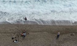 Antalya'nın yüksek kesimlerinde karla mücadele, sahilinde deniz keyfi