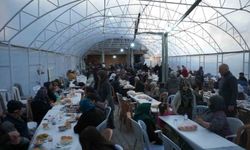 Bu köyde herkes aynı sofrada iftar yapıyor