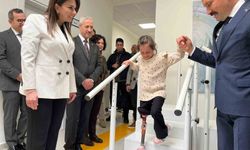 Depremde ailesini kaybeden Zeynep, Barbie'li protez bacağıyla yeni hayatına ilk adımlarını alkışlar eşliğinde attı