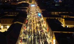 Depremde yerle bir olan Kemalpaşa Caddesi iftar sofrasıyla yeniden hayat buldu