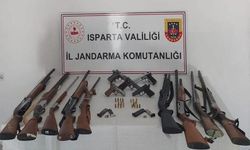 Eğirdir'de ruhsatsız silah operasyonu: 5 şüpheli gözaltına alındı