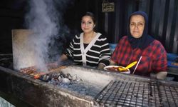 Garson olarak girdiği iş yerinde kebapçılığı öğrenen Zeynep, depremin ardından açtıkları iş yerinde ızgara başında mesai yapıyor