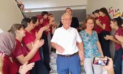 'İyi ki gençlere hizmet etmişim' diyen 42 yıllık öğretmen, mesleğine öğrencilerinin alkışları içerisinde veda etti
