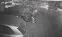 Kaza yapan otel servisi, park halindeki araçların üzerine devrildi