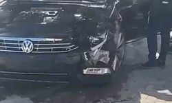 Manavgat'ta iki otomobil kavşakta çarpıştı