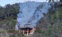Ormanlık alandaki yayla evi yanarak kullanılmaz hale geldi