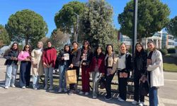 Osmaniye'de öğrenciler Kadınlar Günü'nde gül şeklinde mum dağıttı